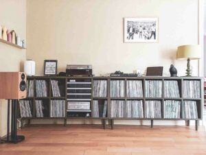 Bibliothèque de rangement sur-mesure pour salon ou couloir.