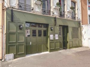 Devanture en bois, peinte en vert, sur-mesure dans les Landes.