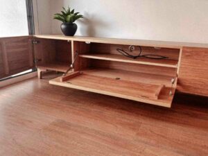 Meuble TV en bois fait sur-mesure.