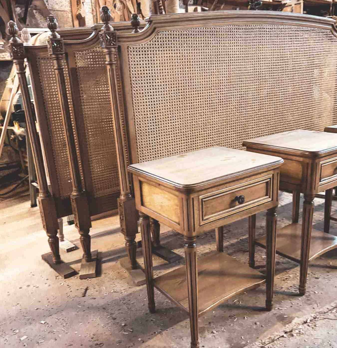 Têtes de lit en cannage avec tables de nuit assorties.