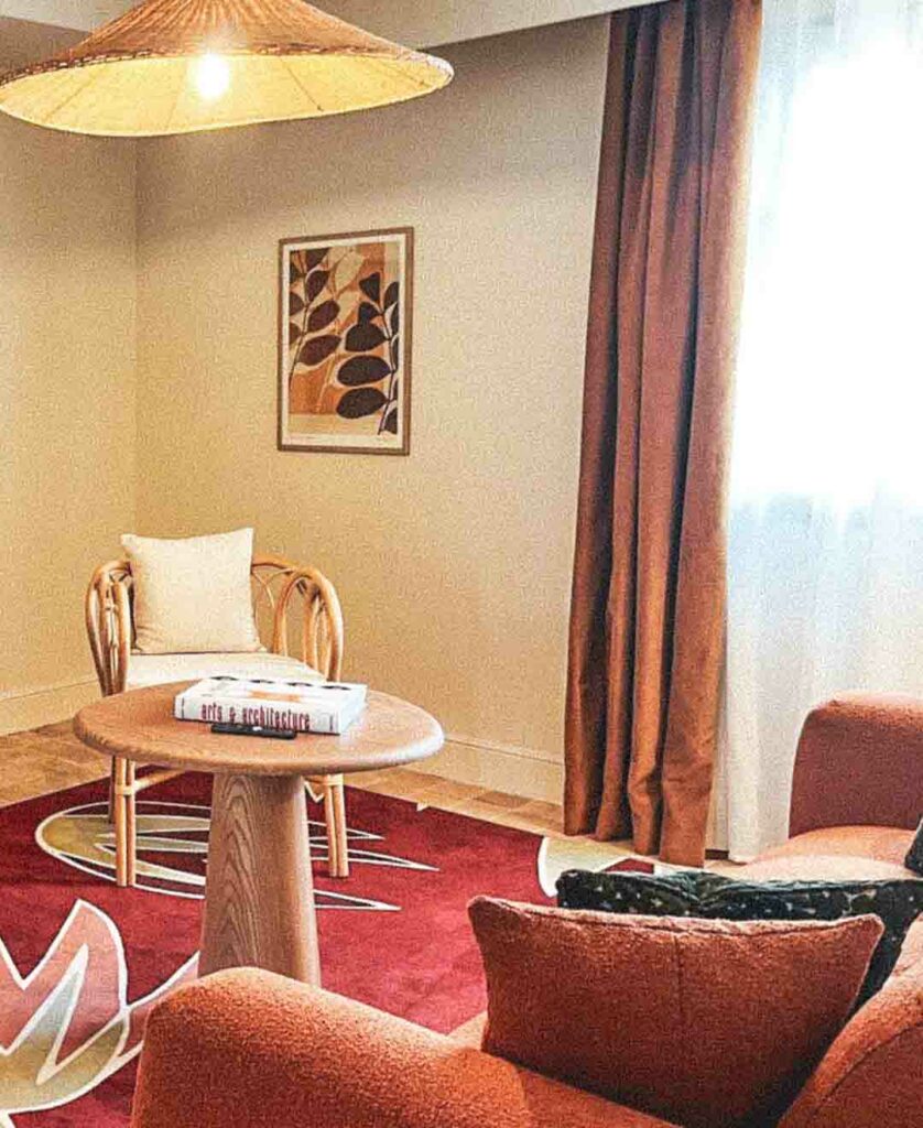 Agencement de mobilier d'hôtel avec table basse et chaise assorties.