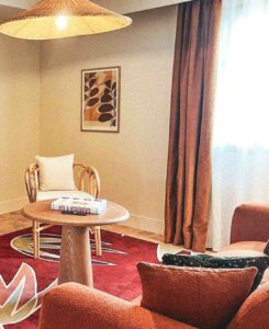 Agencement de mobilier d'hôtel avec table basse et chaise assorties.