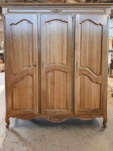 Armoire Louis XVI en bois massif.
