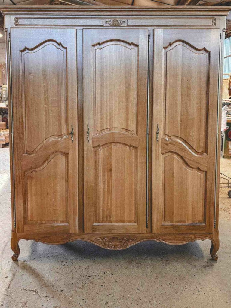 Armoire Louis XVI en bois massif.