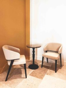 Mobilier professionnel et particulier : assortiment chaise boudoir moderne et table simple.