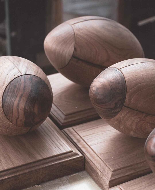 Ballon de rugby en bois fait main par Xavier Favaro, ébéniste dans les Landes.
