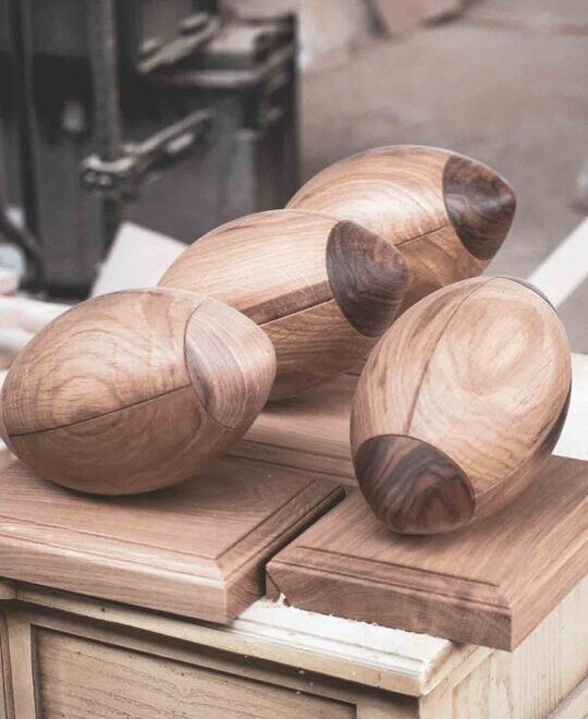 Ballon de rugby en bois fait main par Xavier Favaro, ébéniste dans les Landes.