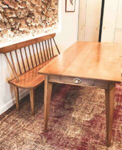 Agencement simple banc et table assortis sur-mesure.