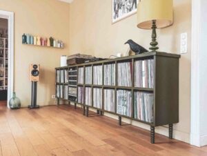Bibliothèque de rangement sur-mesure pour salon ou couloir.