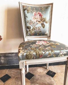Agencement d'intérieur de chateau, chaises rembourées sur mesure réalisées par Xavier Favaro.