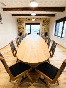 Mobilier professionnel sur-mesure avec tables et chaises de réunion.