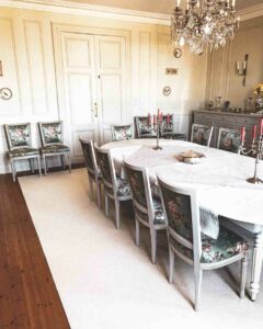 Agencement d'intérieur de chateau, chaises réalisées par Xavier Favaro.