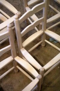 Cadres et dossiers de chaises fabriqués par tournage sur bois.