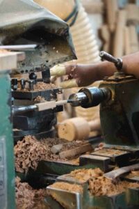 Création de meubres sur-mesure en atelier.