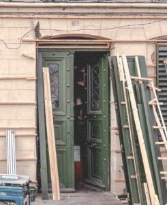 Pose d'une façade en bois, peinte en vert, sur-mesure dans les Landes.