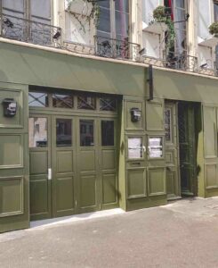 Façade en bois d'établissement, peinte en vert, sur-mesure dans les Landes.