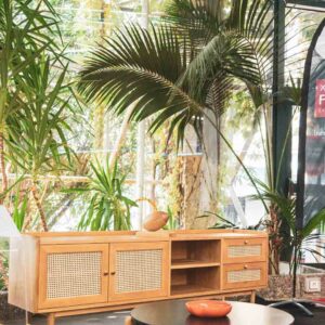 Exposition d'un meuble bas de rangement à cannage sur-mesure.