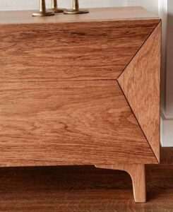 Gros plan sur un meuble de rangement sur-mesure.