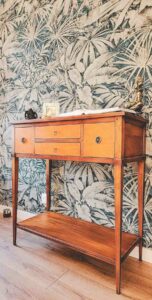 Meuble de salon ou d'entrée en bois avec tiroirs.