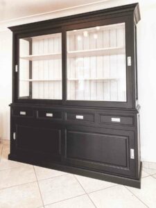 Armoire à vitre et tiroirs créée sur-mesure par Xavier Favaro.