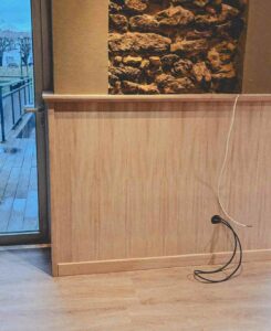 Cache en bois sur mesure pour mobilier professionnel dans les Landes.