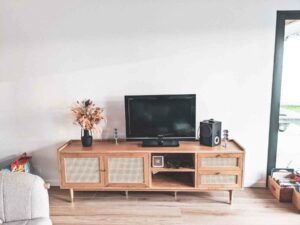 Meuble TV et de rangement avec cannage.