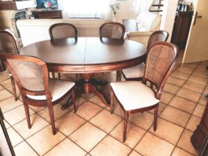 Exemple de table et chaises assorties réalisées par Xavier Favaro, ébéniste dans les Landes.