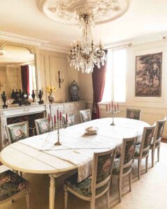 Agencement d'intérieur de chateau, chaises réalisées par Xavier Favaro.