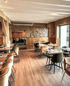 Salle de restaurant d'hôtel avec un mobilier de restaurant sur mesure.
