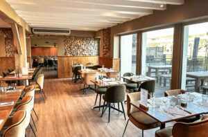 Salle de restaurant avec un mobilier de restaurant sur mesure.