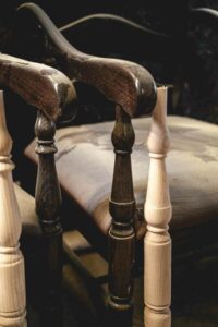 Restauration de meubles anciens en bois dans les Landes par Xavier Favaro.