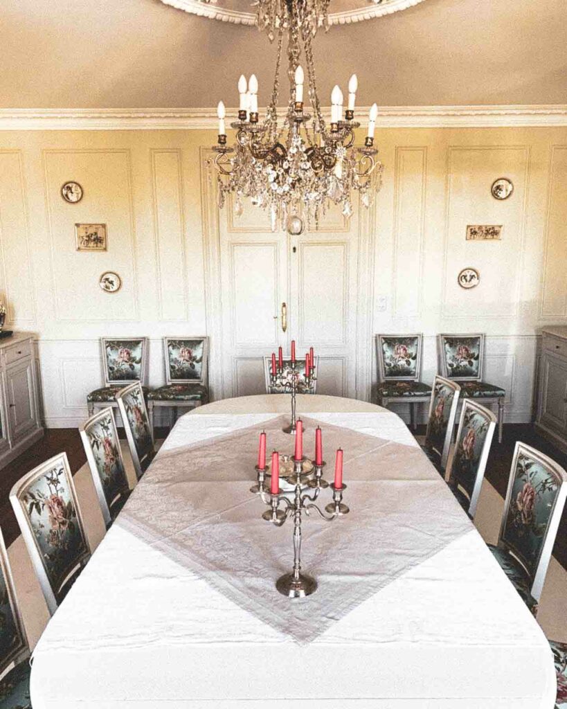 Agencement d'intérieur de chateau, chaises et table à manger sur mesure réalisées par Xavier Favaro.