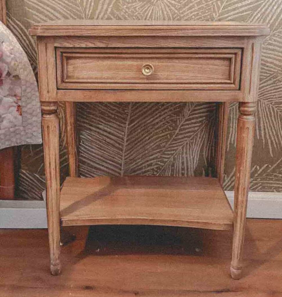Table de nuit en bois crée dans les Landes par Xavier Favaro.