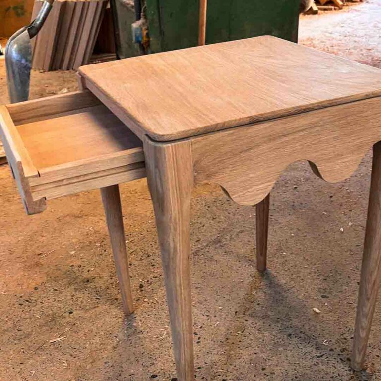 Table de nuit sur mesure en bois à tirroir par Xavier Favaro dans les Landes.