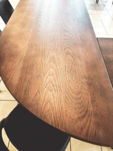 Mobilier professionnel : table de réunion sur-mesure.