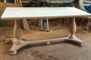 Table design sculpté et assemblé dans les ateliers Favaro dans les Landes.