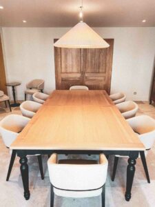 Agencement d'une table et de chaises moderne sur-mesure.