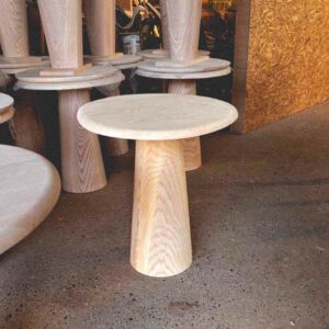 Exemple de table de mobilier d'hôtel par Xavier Favaro dans les Landes.