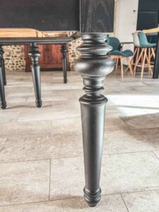 Pied de table sur-mesure sculpté peint noir.
