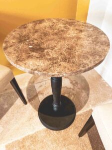 Table sur-mesure de marbre sur pied de bois peint noir.