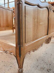 Tête de lit Louis XVI par Xavier Favaro.
