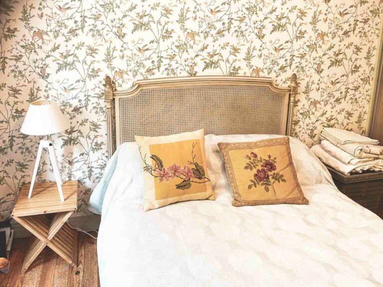 Tête de lit vintage en cannage réalisée par Xavier Favaro dans les Landes.