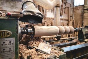 Tour à bois de l'Atelier de Xavier Favaro dans les Landes.