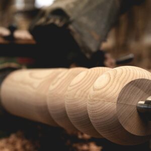 Tournage sur bois au sein de l'atelier de Xavier Favaro.