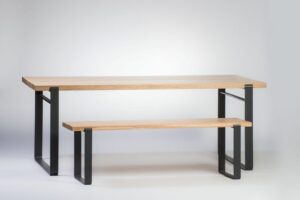 Assortiement banc et table en bois avex pieds en fer.