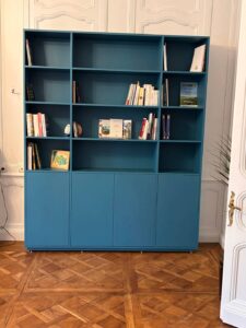Bibliotheque style moderne de rangement bleue sur mesure par Xavier Favaro.