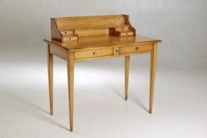 Bureau de style en bois de merisier entièrement sur-mesure.
