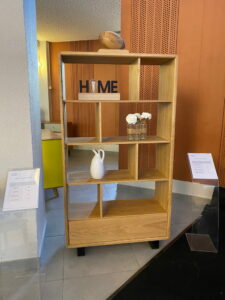 Etagère sur-mesure de style moderne.