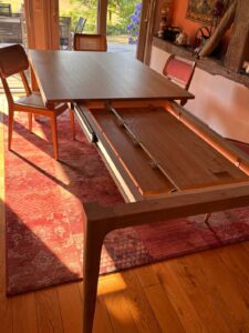Extension de table en bois sur-mesure pour particulier.