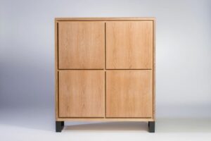 Armoirette moderne en bois, meuble de rangement sur-mesure, avec pieds en fer.